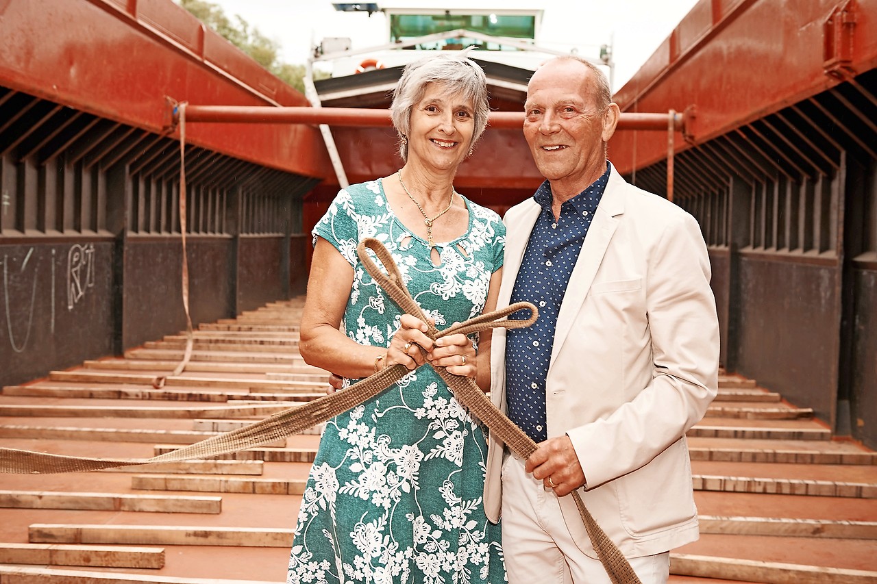 Ria van Sommeren en Henk Beerens in het ruim van de Arcadia: „Ons schip was een leven lang ons huis.” © Fotopunt