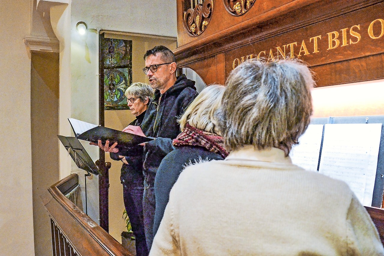 Willem Ceuleers (midden) zingt het verhaal van Isaak en Ismaël. © Jozefien Van Huffel