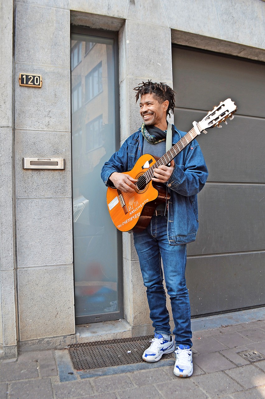 Zanger en gitarist Bita Nascimento zoekt nu vooral kinderfietsen voor de inwoners van zijn eiland. © Erik De Smet