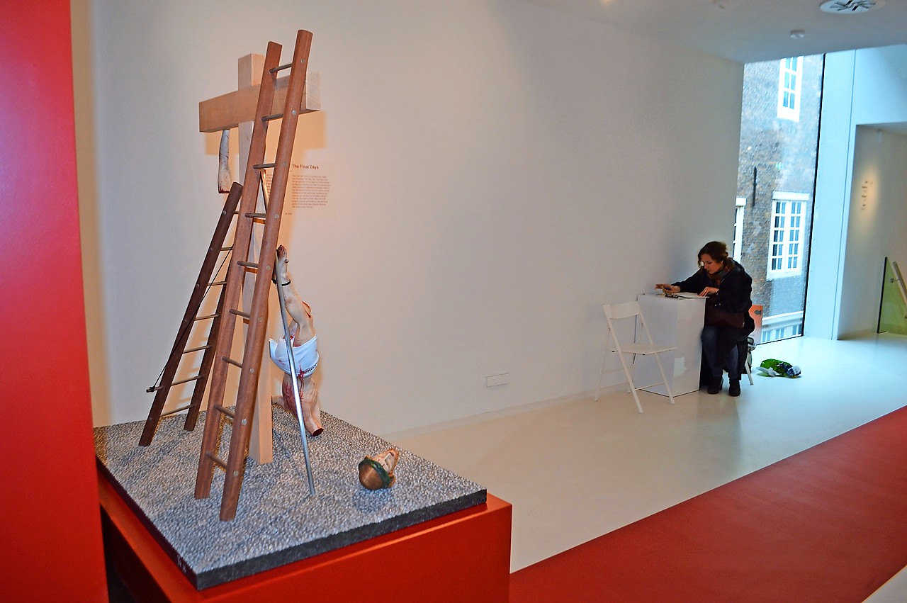 Een oude ‘verminkte’ crucifix staat in het museum van de katholieke schuilkerk. © Erik De Smet