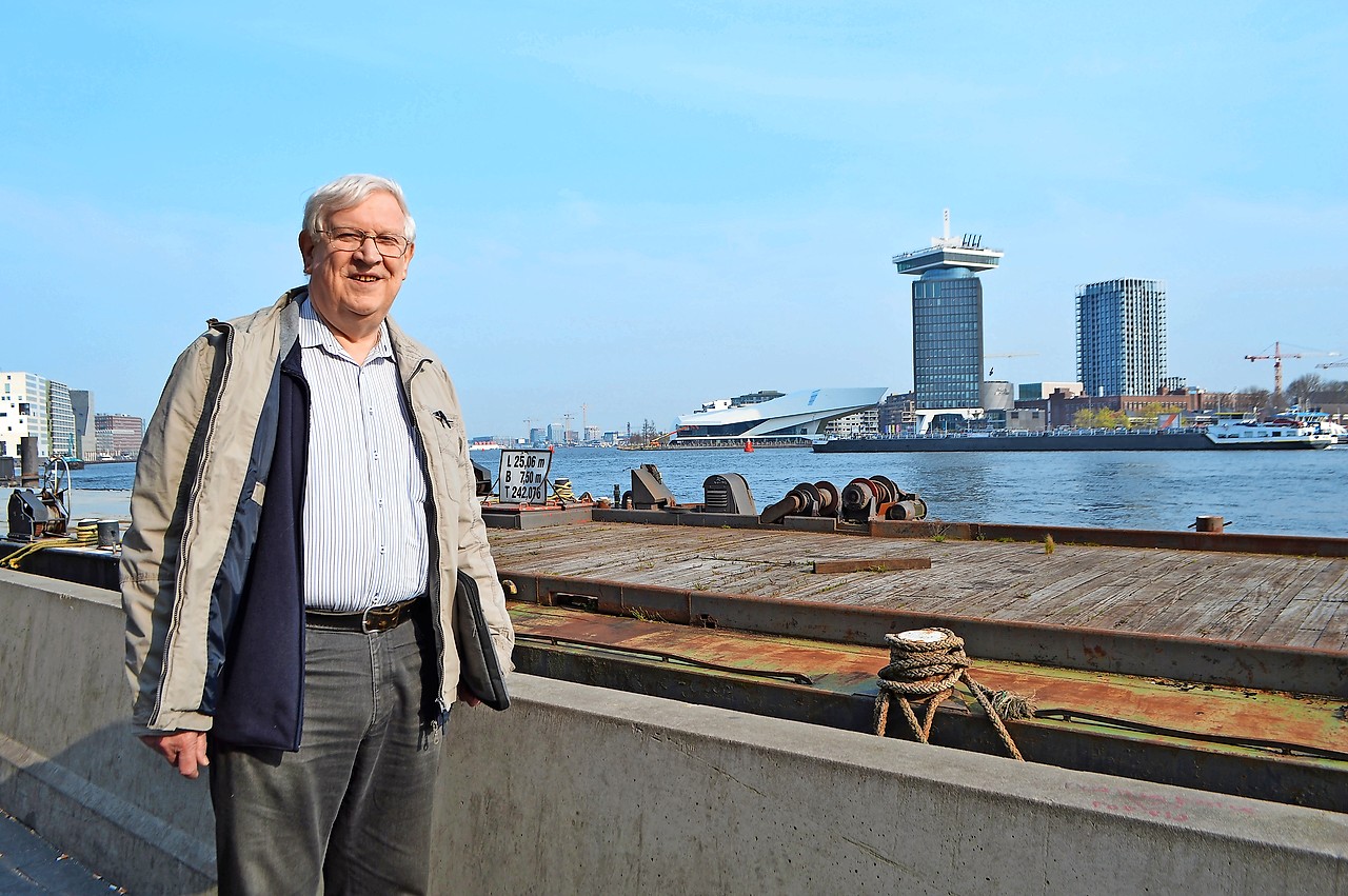 Toon Suffys, op de foto aan het IJ, een van de ontelbare waterwegen in en rond Amsterdam. © Erik De Smet