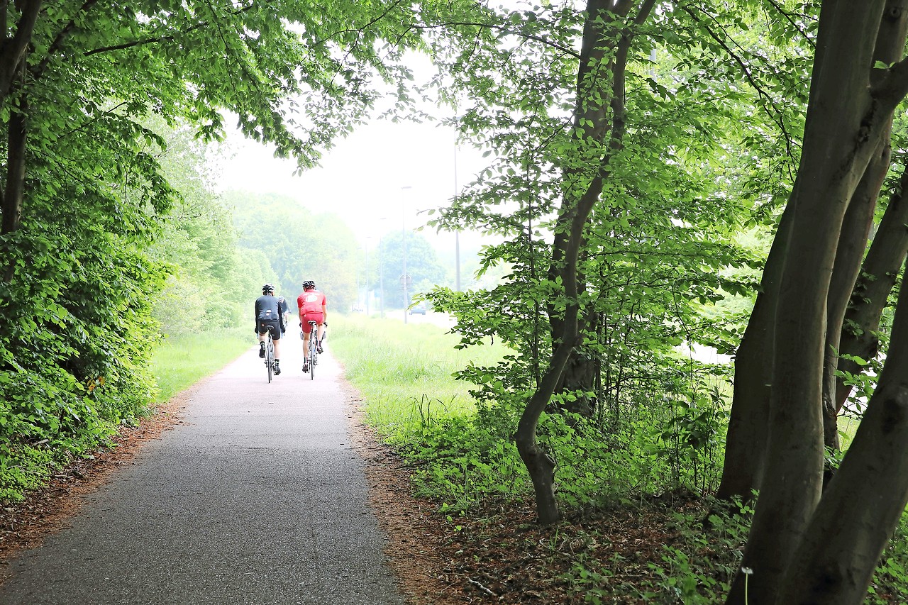 Door dit fietspad uit te breken, wil de burgerbeweging GruunRant haar steentje bijdragen aan ontharding. © Dirk Cleiren