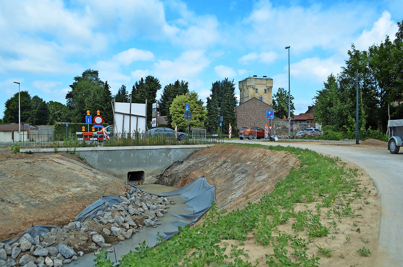 Aan de Moerenpoort in Tongeren ligt een gloednieuwe bedding te wachten op het Jekerwater. © Erik De Smet