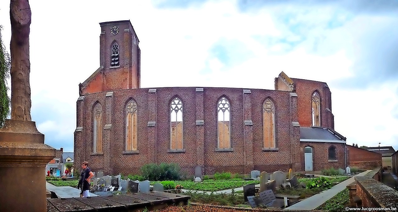 De ontmantelde dorpskerk in het West-Vlaamse Bossuit is een ontmoetingsplek. © Luc Groosman