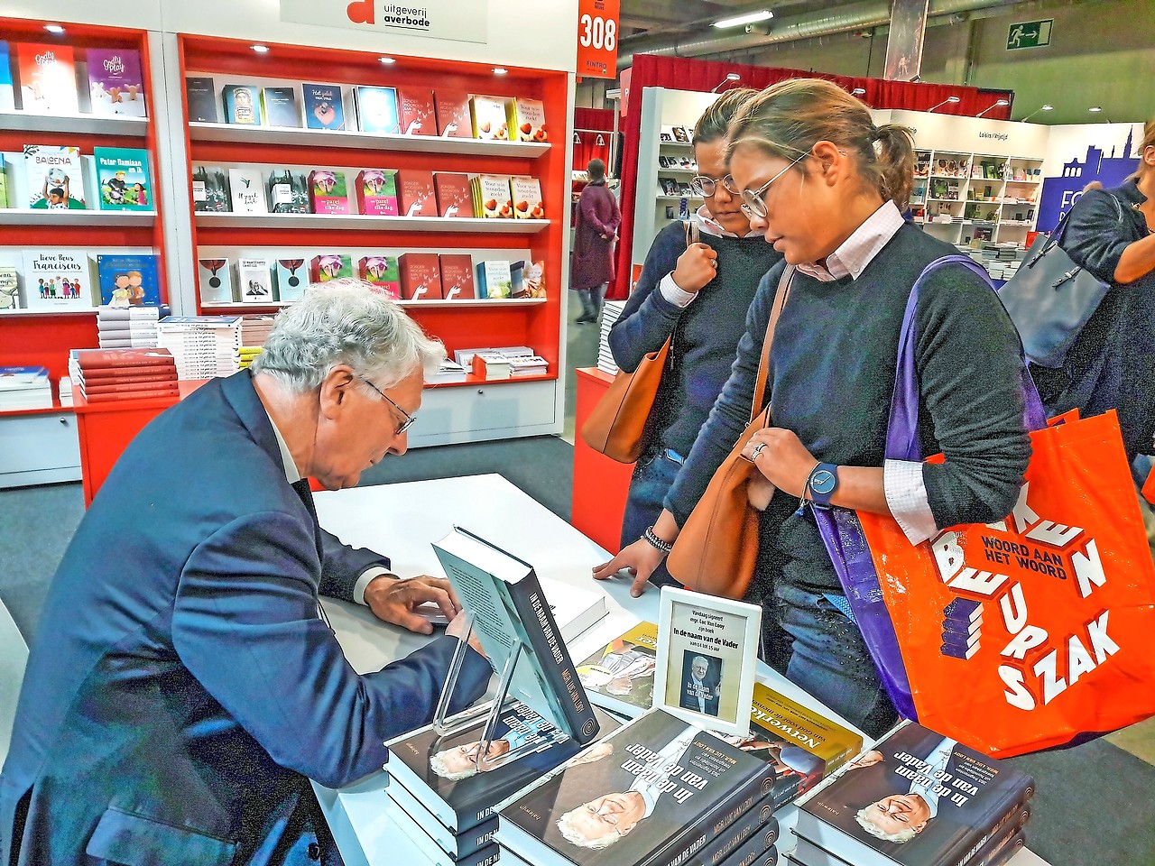 Vorig jaar signeerde mgr. Van Looy bij Halewijn en Averbode op de Boekenbeurs. © Halewijn