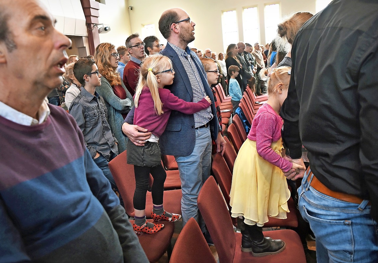 Jonge gezinnen voelen zich thuis in een vrijgemaakte kerk in Waddinxveen. © Belga Image