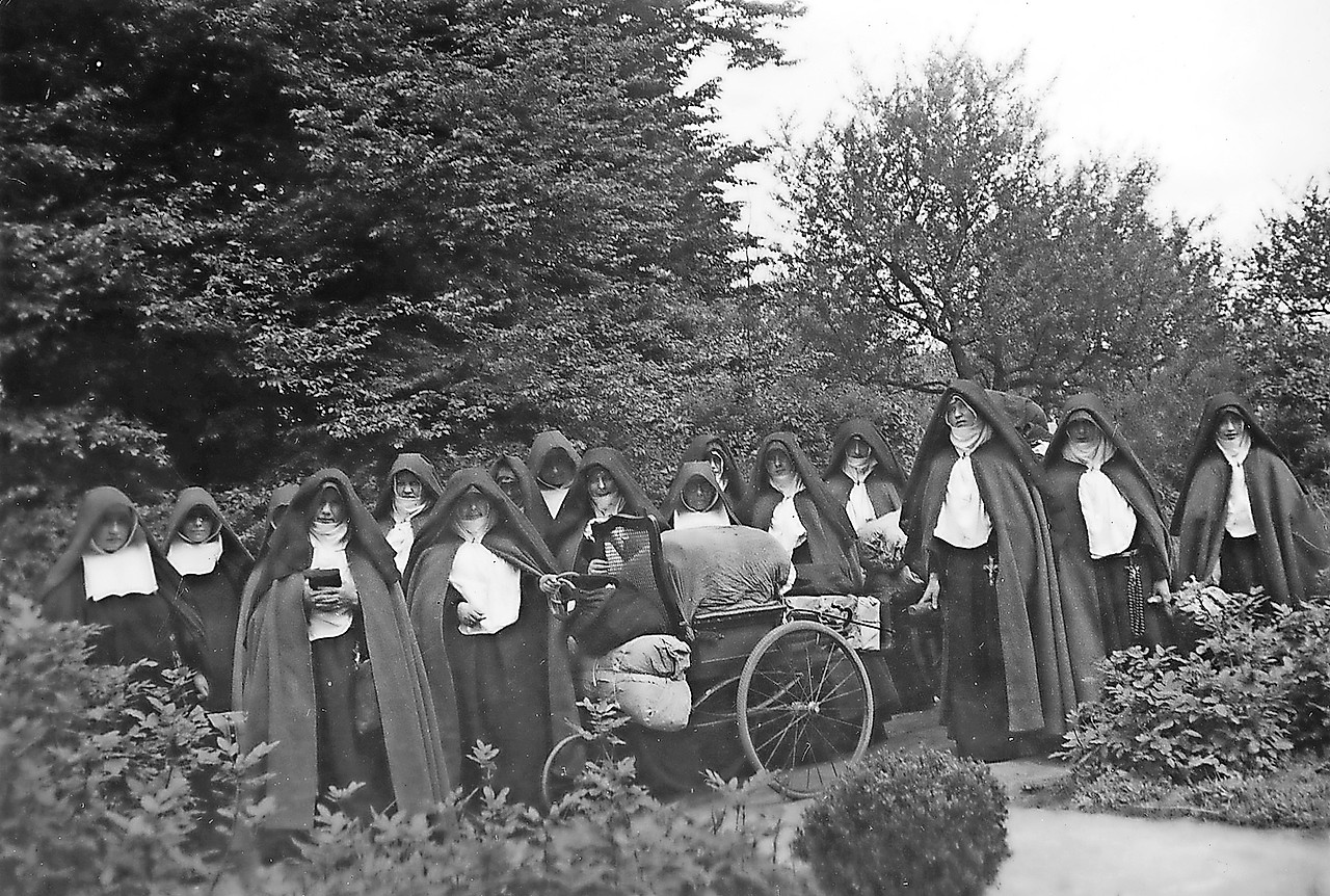 In mei 1940 sloegen de clarissen van Hasselt gepakt en gezakt op de vlucht. © KADOC Leuven