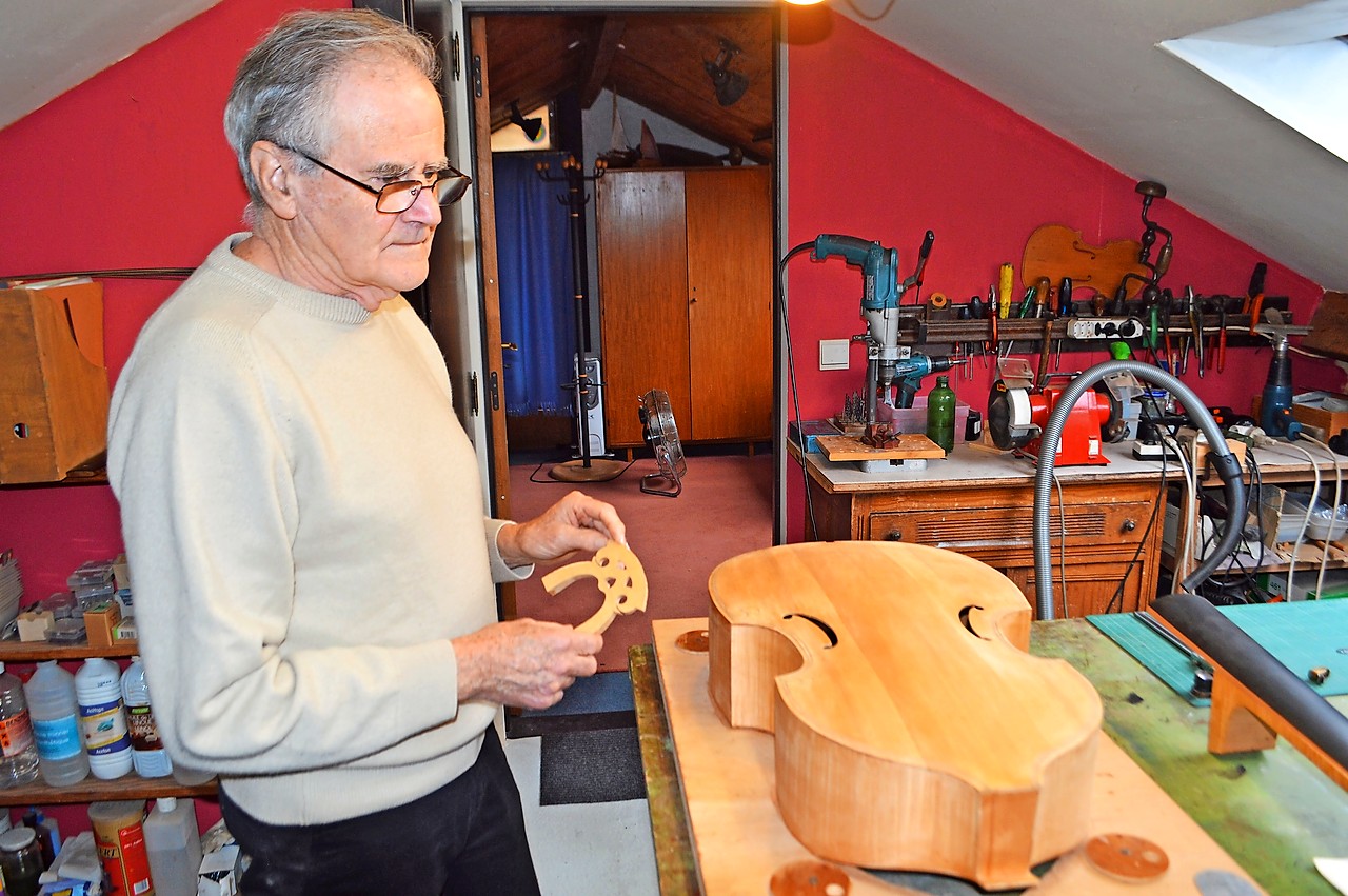 Staf Van Looy in zijn atelier met een viola da gamba in wording. © Erik De Smet