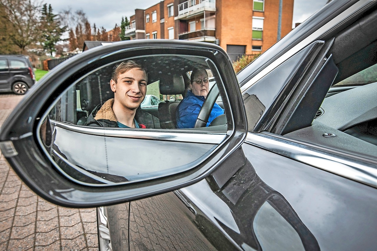 Dit semester staat student Marnix Wyns op donderdag klaar als chauffeur bij de Minder Mobielen Centrale. © Mine Dalemans