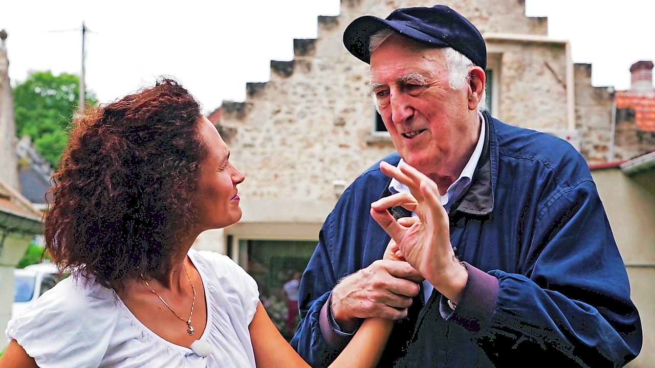 In 2015 draaide een bewonderende Frédérique Bedos (links) de documentaire Jean Vanier. Le sacrement de la tendresse. © Image Select