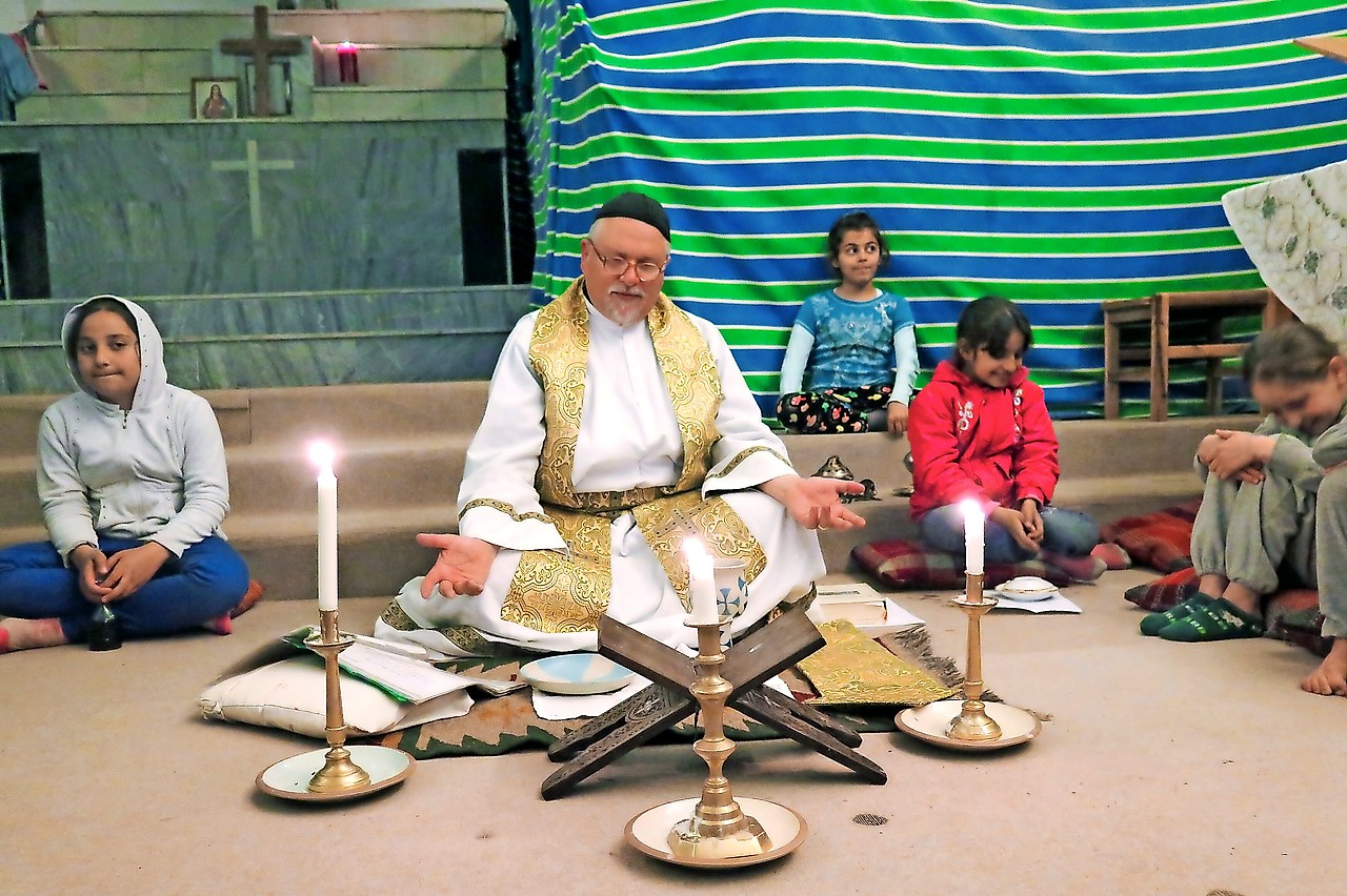 De Zwitser Jens Petzold draagt de eucharistie op in het klooster van Sulaymaniyya. © KNA-Bild