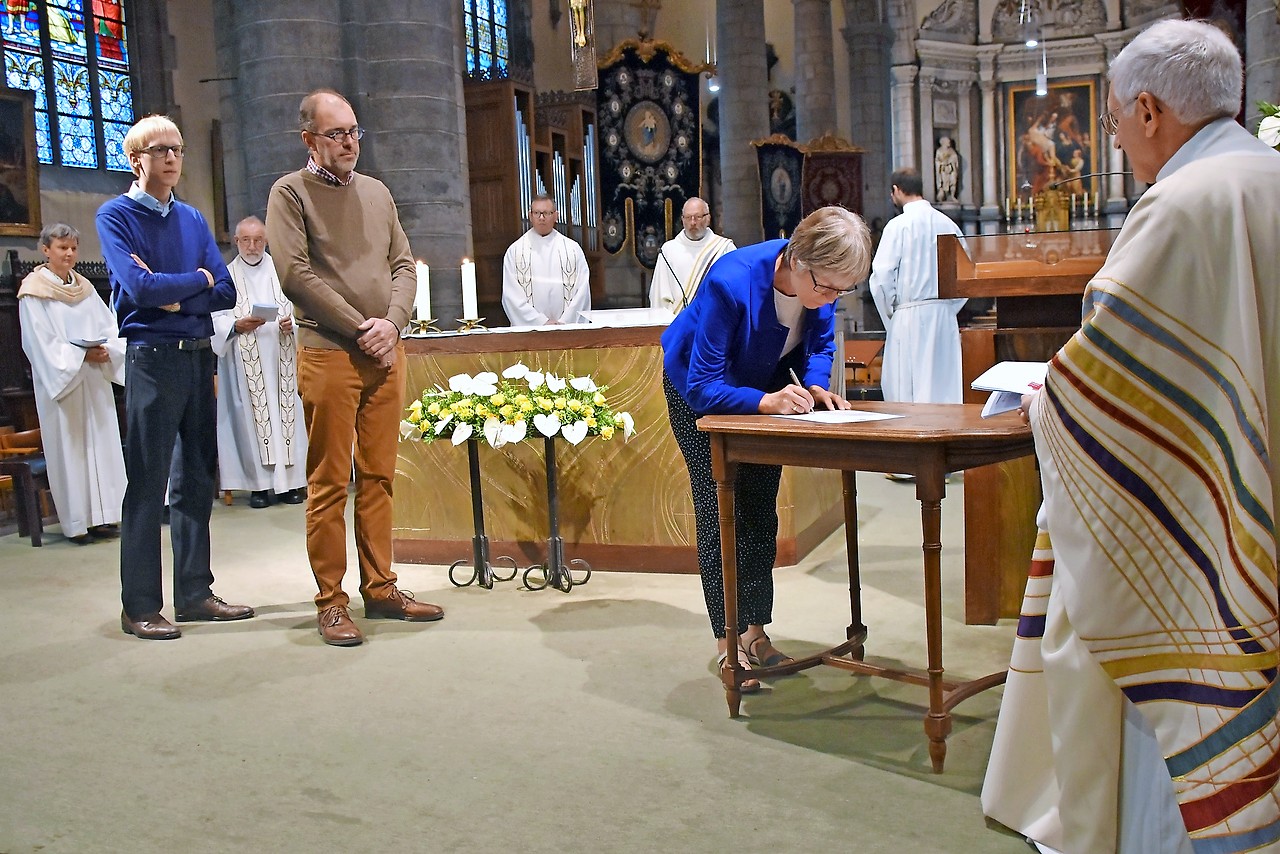 In het bisdom Gent ondertekenen leken hun benoeming als ploeglid. © Dirk Adriaenssens