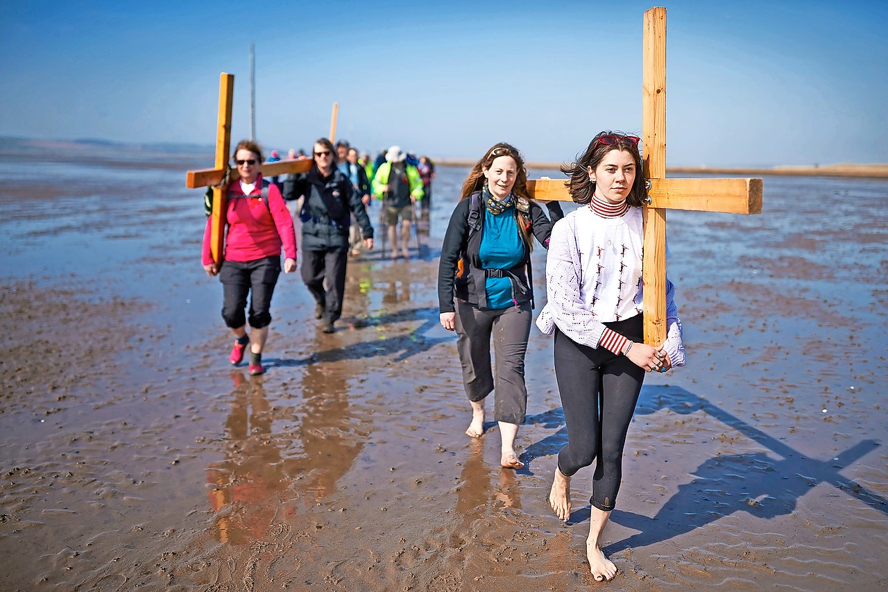 Britse pelgrims, op Goede Vrijdag op weg van Northumberland naar Lindisfarne, op Holy Island. © Belga Image