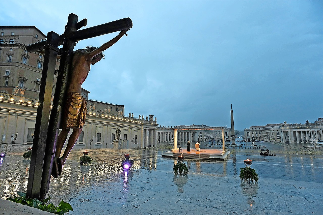 Op een verlaten Sint-Pietersplein gaf paus Franciscus de zegen urbi et orbi. © Belga Image