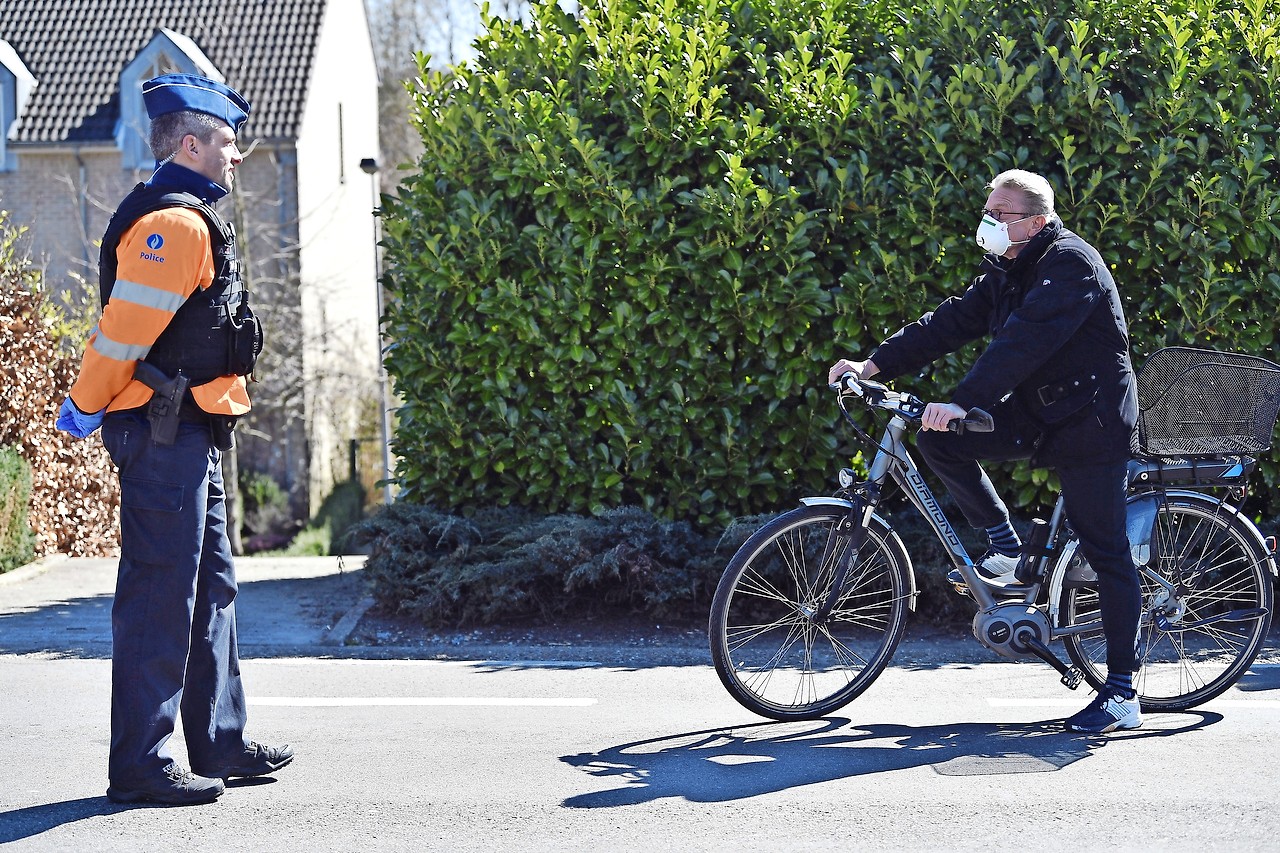 Je eigen gang gaan en rekening houden met de ander, in coronatijden is het zoeken naar een nieuw evenwicht. © Belga Image