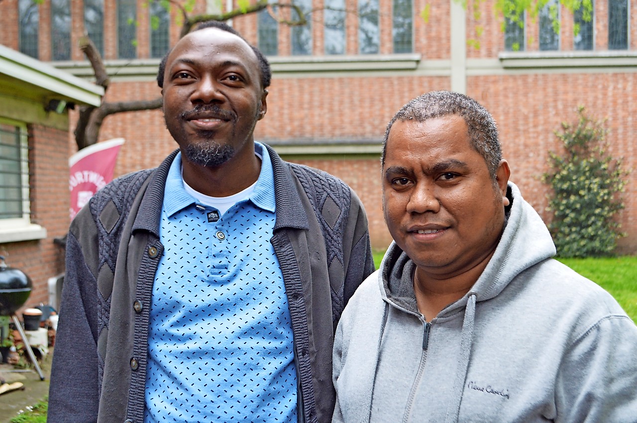 Scheutisten Thomas Hendrikus en Ghislain Toussé. Laatstgenoemde verhuist van Deurne naar Mechelen. © Erik De Smet