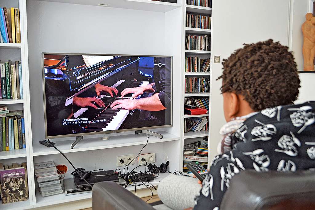 Pianist Daan Vandewalle bracht via YouTube dagelijks een pianoconcert. © Erik De Smet