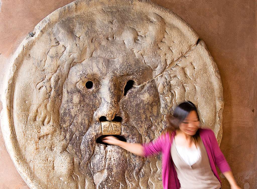 Volgens de legende bijt La Bocca della Verità (de mond der waarheid) in Rome de hand af van iedereen die liegt. © Image Select