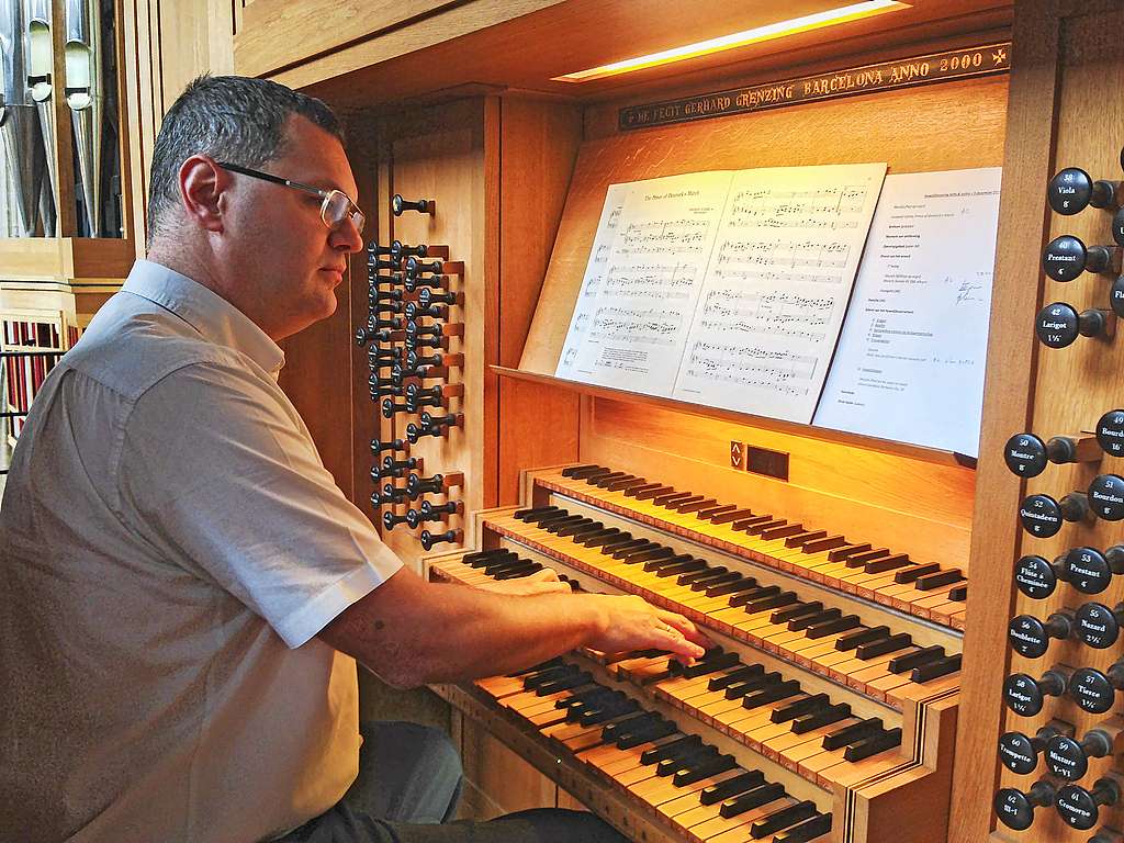 In coronatijd tref je deze muzikant niet aan het kerkorgel. Hij houdt de vingers soepel op de piano thuis. © Paul Vandeput