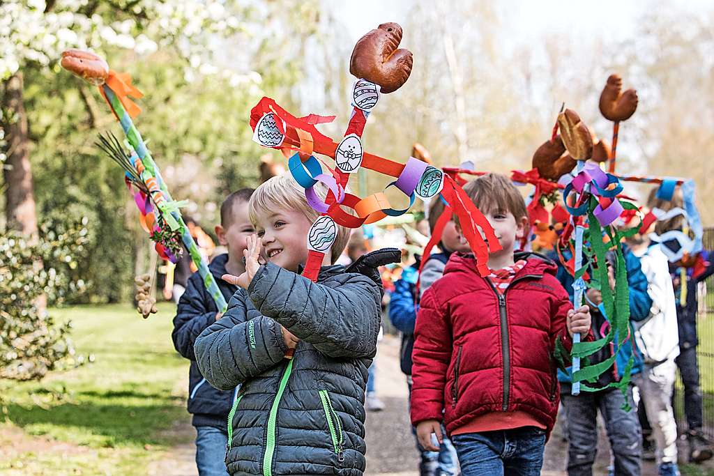 Kleuters beleven vooral, ook op godsdienstig vlak, hier met geknutselde palmpasen. © Belga Image