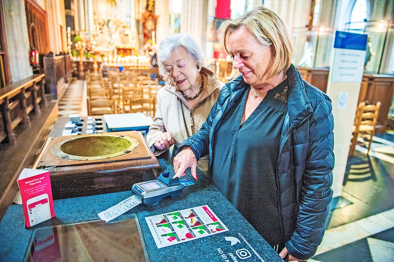 Overschrijvingen achteraf – hier een betaalterminal in een Vlaamse kerk – zullen de tekorten niet wegwerken. © Frank Bahnmüller