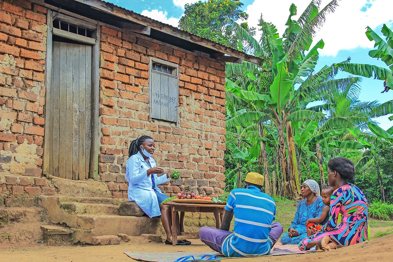 Les over landbouw en voedsel in Uganda, met mondmasker waar nodig. © Broederlijk Delen