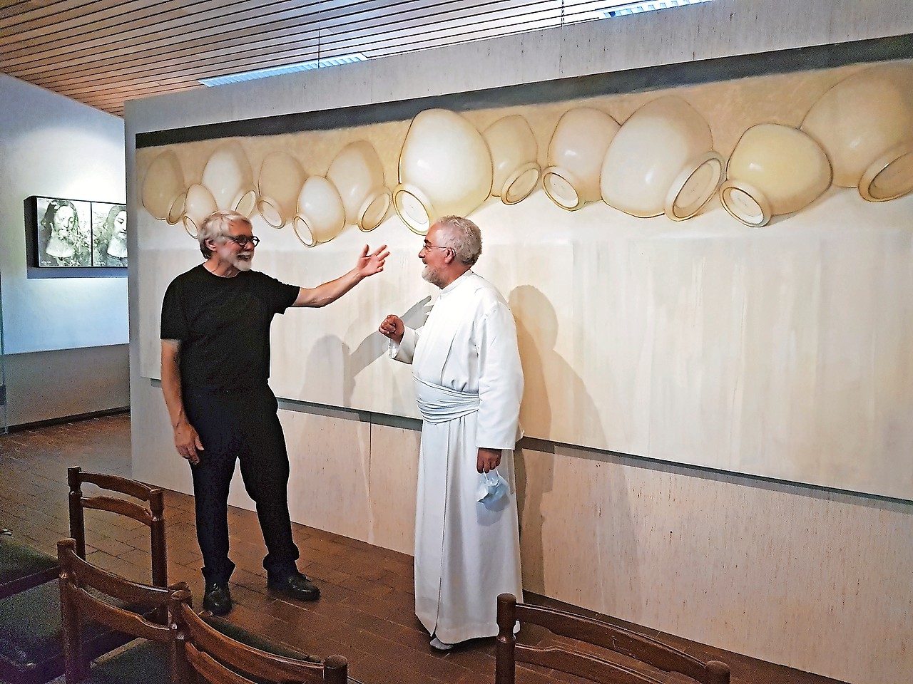 Laurent Reypens geeft norbertijn Ivo Cleiren uitleg bij zijn interpretatie van Da Vinci’s Het Laatste Avondmaal. © Ilse Van Halst