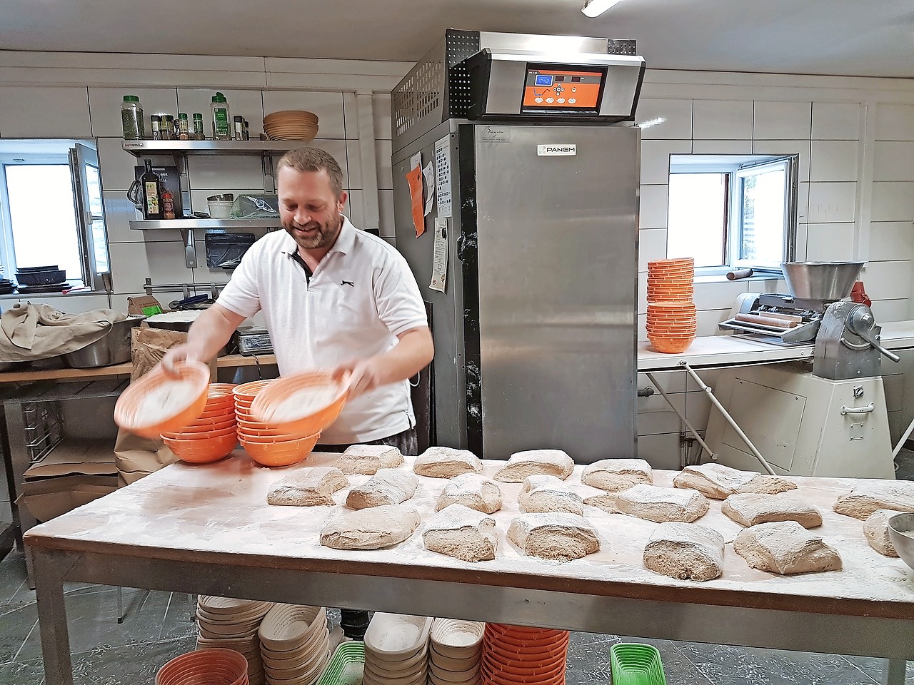 „Ik doe alles met de hand. Geen enkel brood is dan ook hetzelfde”, zegt bakker Sébastien Husquet trots. © Ilse Van Halst