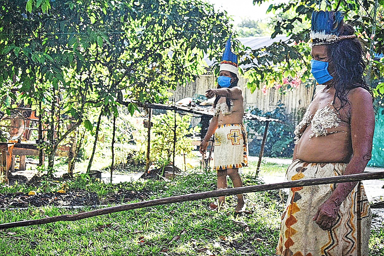 Ook de Huitoto uit Colombia beschermen zich met mondmaskers tegen COVID-19. © Belga Image