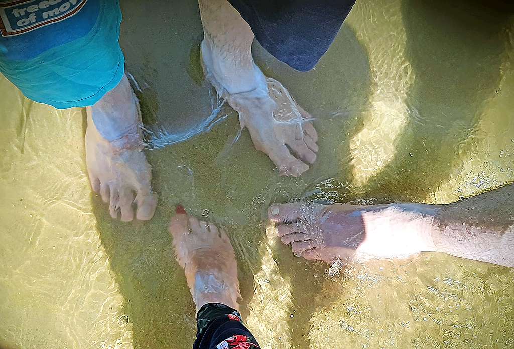 Op het strand in Oostende vormden de pastor en twee patiënten een kerkje, met de voeten in het zand. © Katrien Cornette