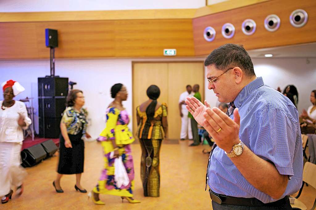 Samuel Lee bidt voor in de multiculturele Jesus Christ Foundation Church in de Amsterdamse wijk Bijlmermeer. © Belga Image