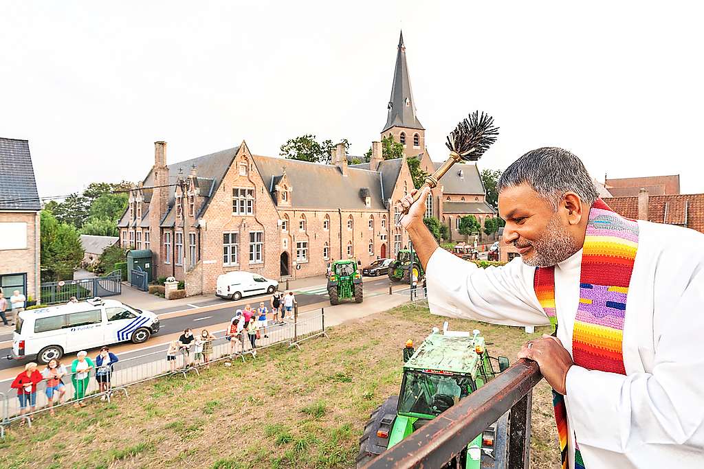 Coronaveilige zegening van landbouwvoertuigen op 15 augustus 2020 in Vivenkapelle (Damme). © Lodewijk Deleu