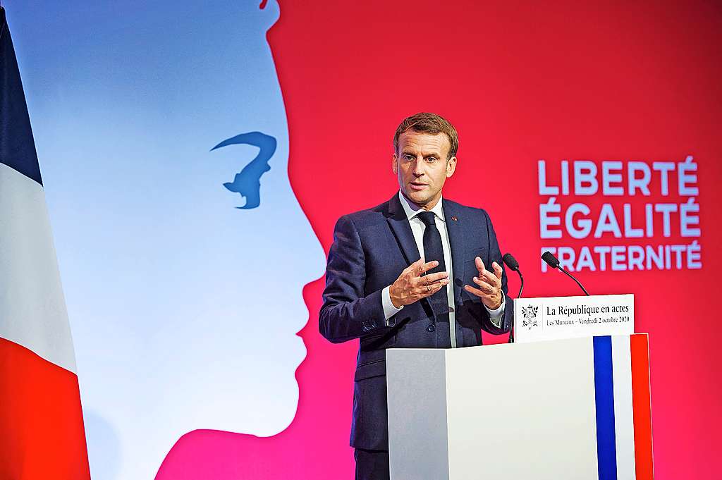 Emmanuel Macron met op de achtergrond Marianne, symbool van de republikeinse waarden. © Belga Image