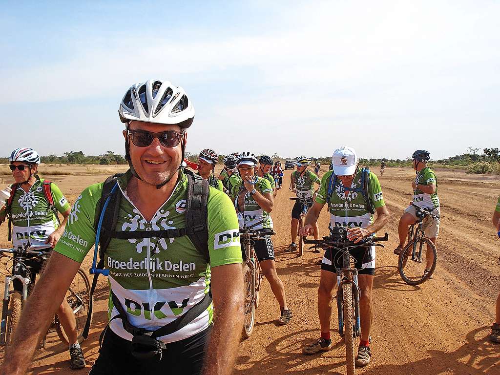 Tijdens zijn fietstochten ten voordele van Broederlijk Delen maakte Gunter De bruyn al vele vrienden. © Archief De bruyn