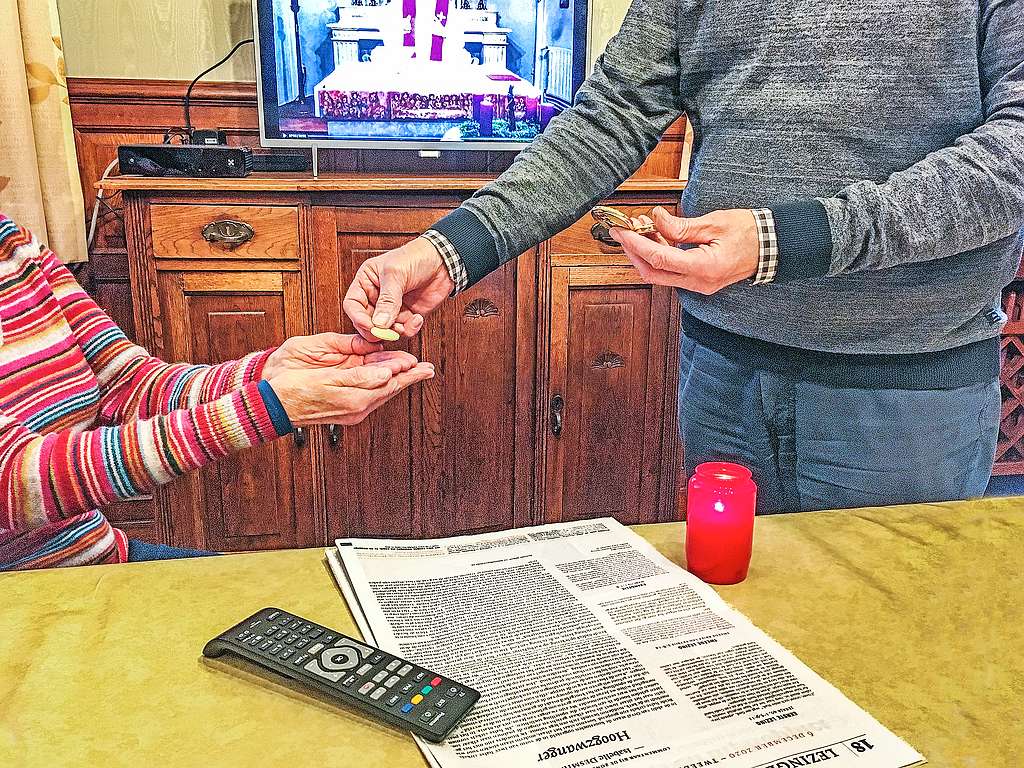 Wie de communie aan huis ontvangt, doet er goed aan toch de band met de eucharistie te zoeken. © Christof Bouweraerts