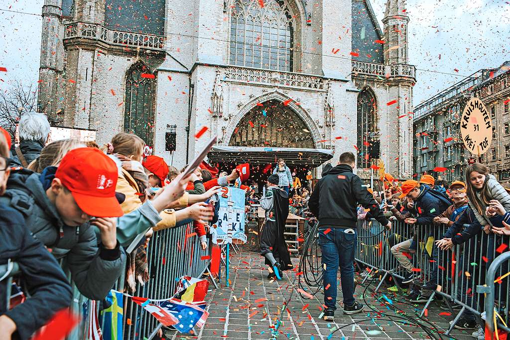 Op grote evenementen als de Bavodag in Gent treedt de Kerk weer uit de luwte. © Laura Vleugels