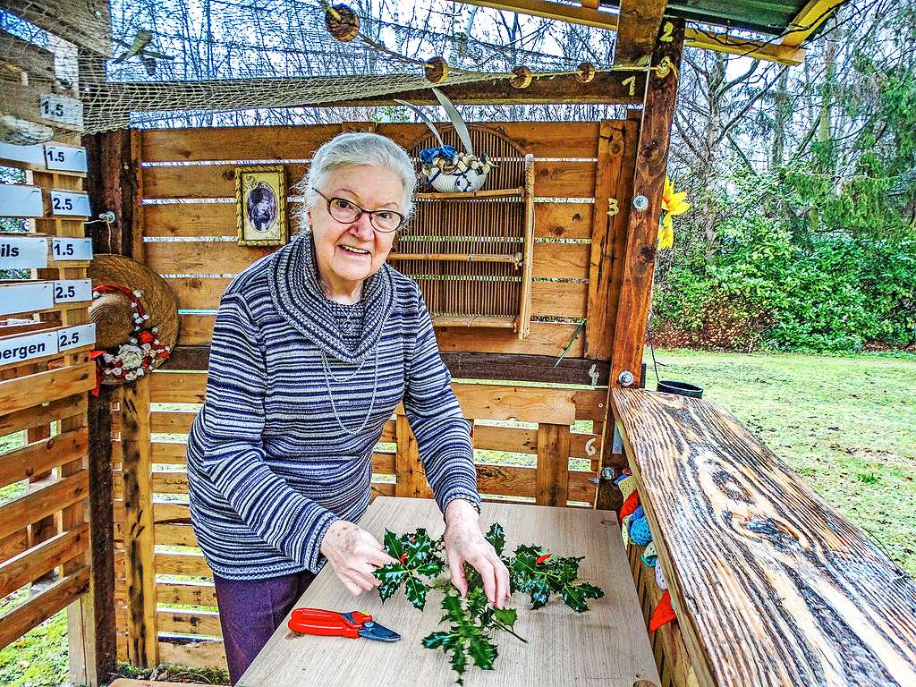 Met takjes hulst bracht Frieda Van den Ende kerst in het woon-zorgcentrum. ©Ilse Van Halst