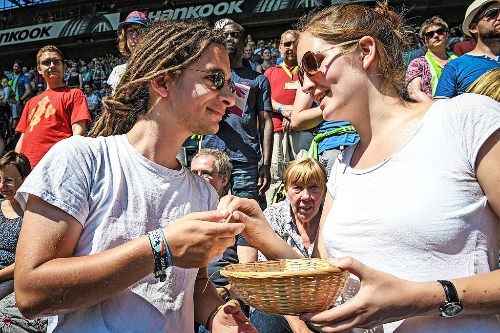 Iedereen deelt het protestantse avondmaal tijdens de Evangelischen Kirchentag in 2019. © KNA-Bild