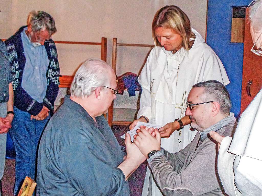 Albert Rondelet (links), Patrick Gillard (witte pij) en Ludovic Namurois (rechts) ontvangen de gelofte van een lekenbroeder in de penitentiaire instelling in Ittre. © Dominicains de Belgique ASBL