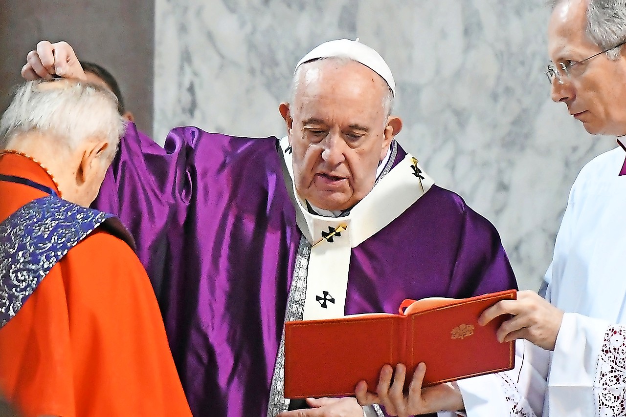 Vorig jaar al strooide paus Franciscus op Aswoensdag as over de hoofden als teken van bekering. © Belga Image