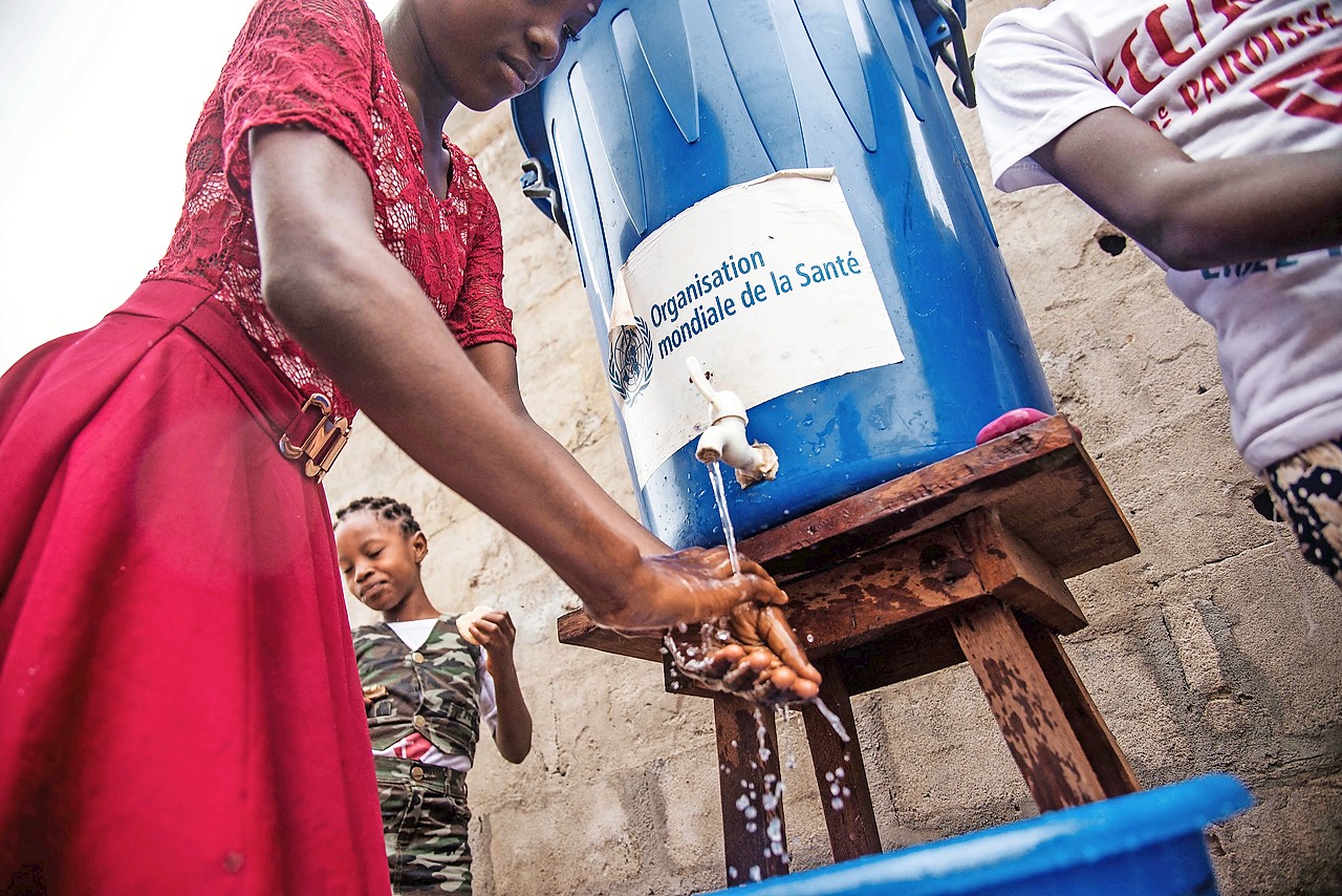 Kerkgangers in Congo wassen de handen, een grote troef in de strijd tegen ebola. © Belga Image