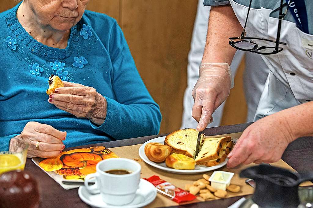 Worden zorgverleners, hier in een woon-zorgcentrum, voldoende geapprecieerd? © Belga Image