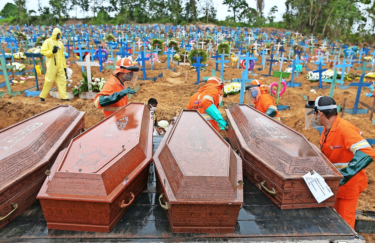 Coronadoden worden begraven in een massagraf in Manaus, in de Amazone. © Belga Image