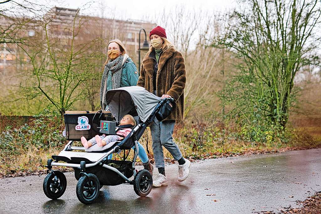 Heel wat burgers stelden zich kandidaat om op stap te gaan met CLAIRE, een buggy met meetsensoren. © Universiteit Antwerpen