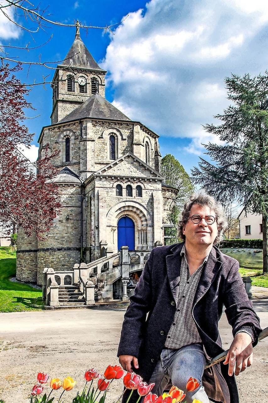 Jeroen Sweijen bij het heiligdom van Notre-Dame de la Peinière in Saint-Didier. „Maria is als het ware een bemiddelaar tussen God en mens.” © Rozenn Tessier