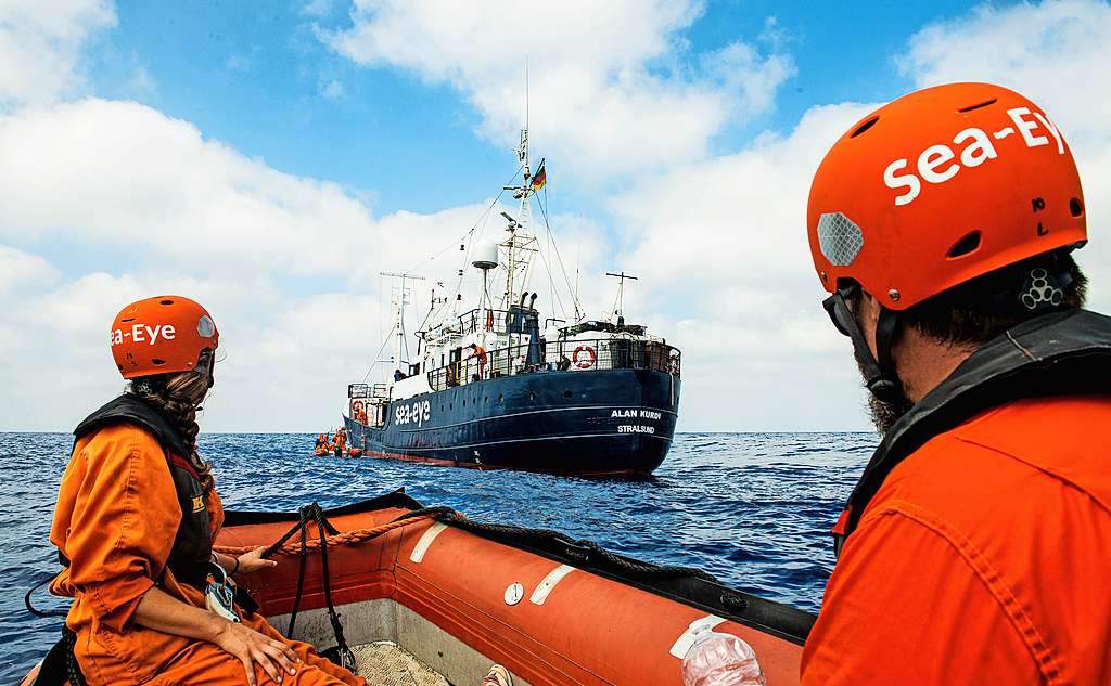 Het reddingsschip Alan Kurdi speurt op zee naar migranten. © Pavel D. Vitko/SEA-EYE