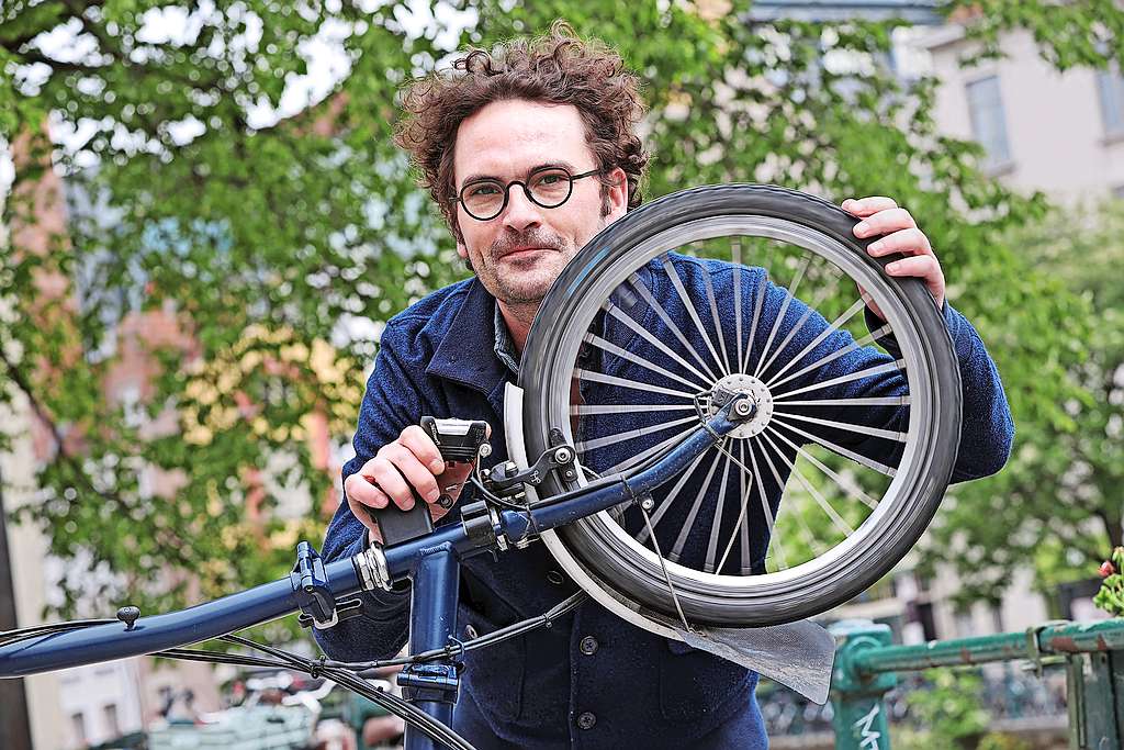 „Als de fiets vanzelfsprekender wordt, worden we weer ‘mens’ in plaats van ‘fietser’ of ‘automobilist’.” © Kristof Ghyselinck