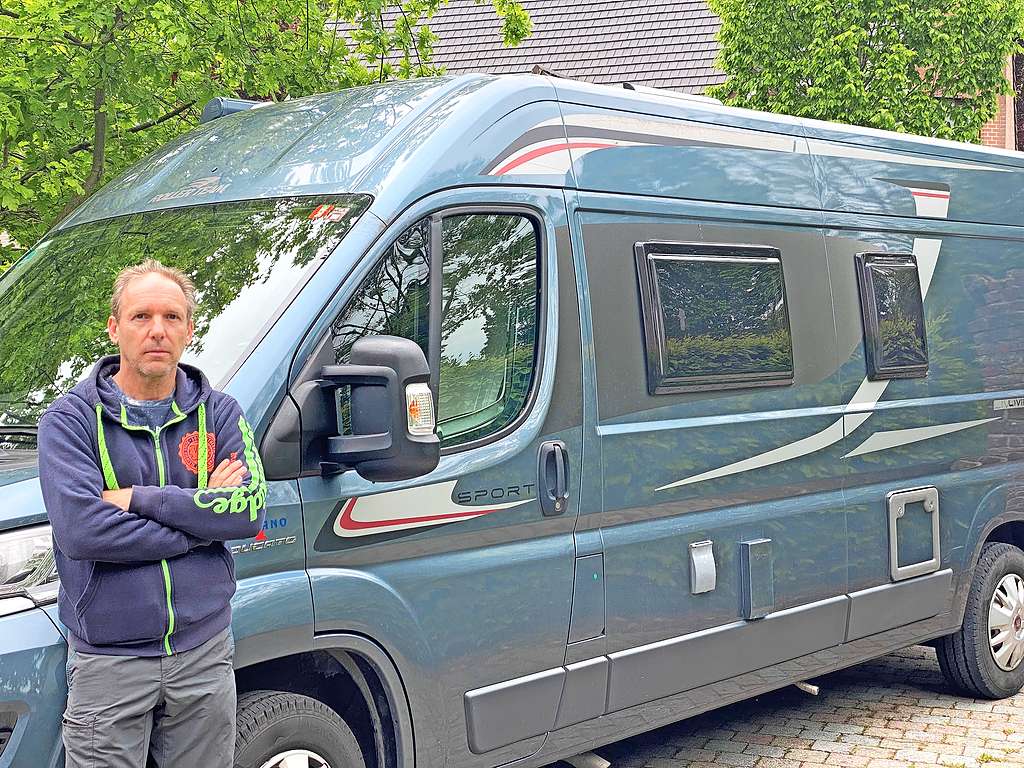 Nu staat Van Hecke aan vaccinatiecentra met zijn motorhome. Binnenkort trekt hij ermee op vakantie. © Mathias Van Hecke