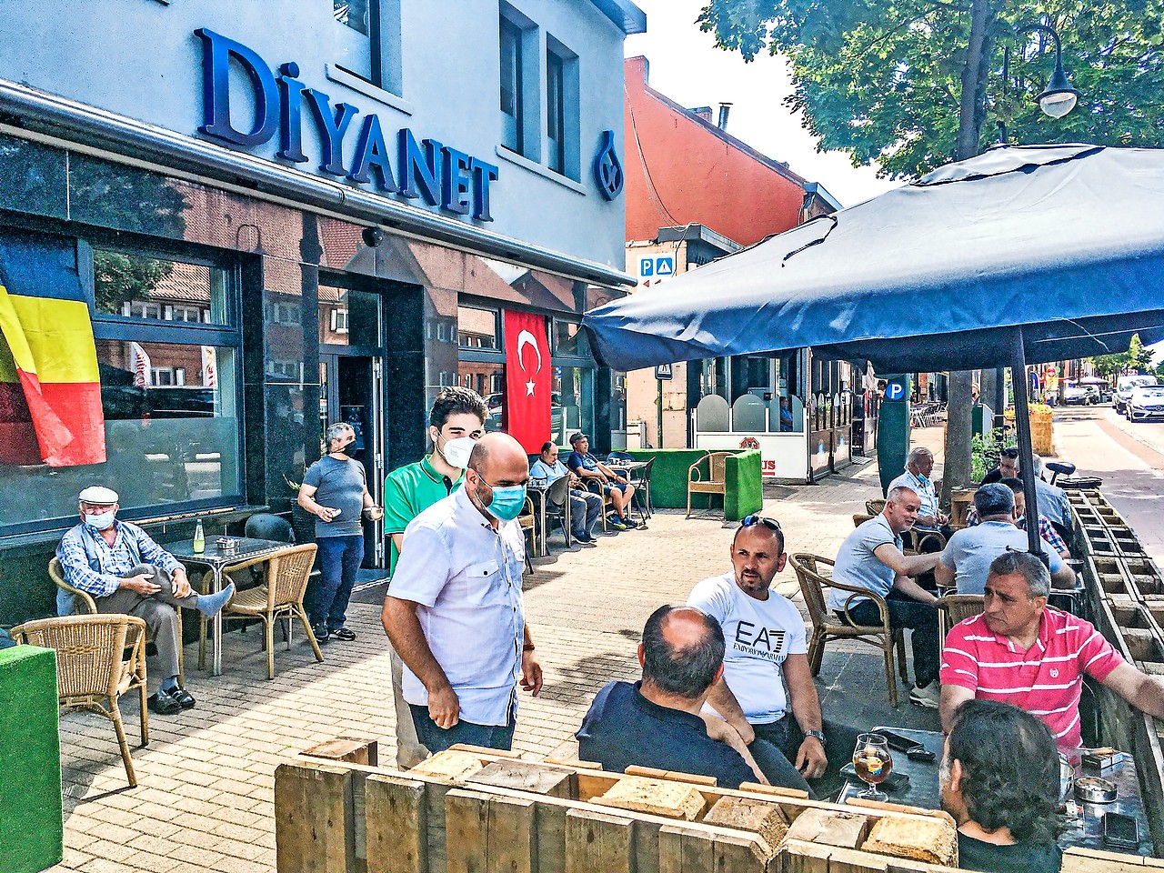 Erkan Konak begroet bezoekers van het Turks-Belgisch cultuurcentrum aan de Koolmijnlaan in Heusden-Zolder. © Christof Bouweraerts