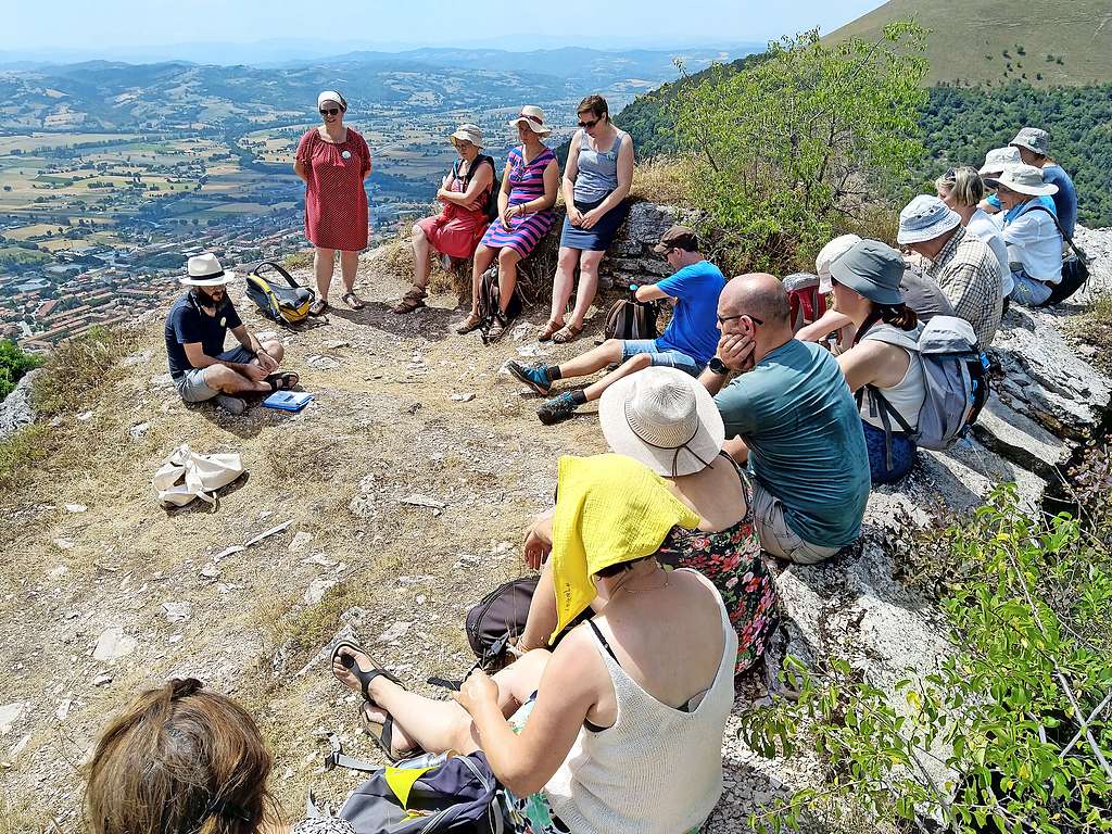 Pelgrims naar Assisi verwijlen deze zomer op de Monte Subasio in Umbrië. © Tau/Jan Decoene